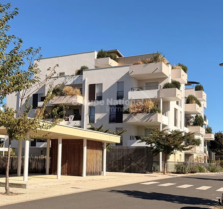 Un appartement récent, deux stationnements et aucun travaux à prévoir