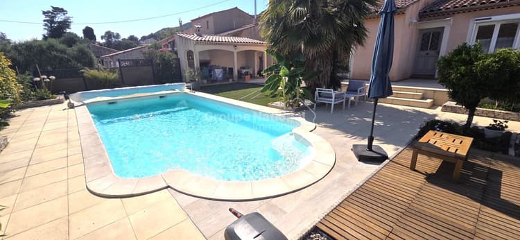 COUP DE COEUR AU ROVE! Villa de plain pied de type 4 de 112 m² sur parcelle de terrain de 724 m² avec terrasses, piscine, cuisine d'été et garage proches de toutes commodités!