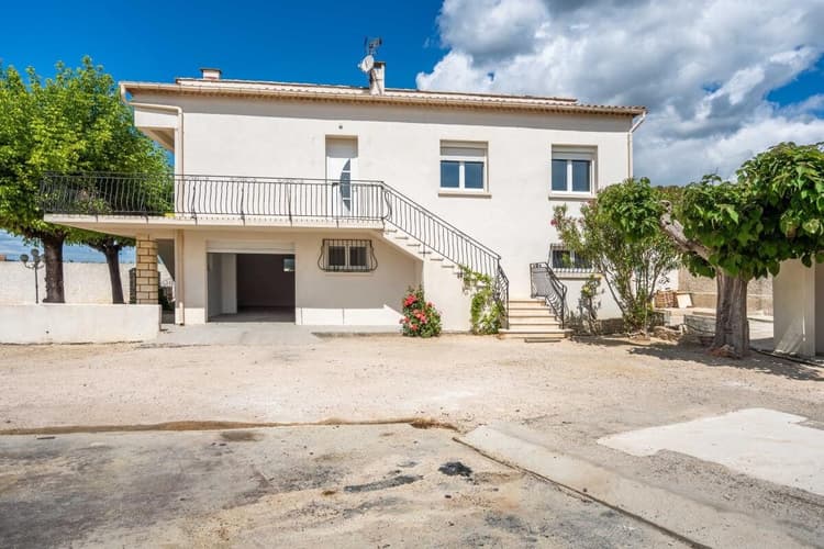 Maison familiale rénovée avec piscine et jardin, à deux pas du cœur d’Orsan