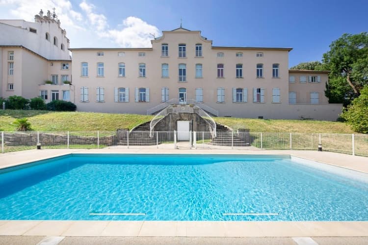 Joli T2 dans bâtisse ancienne avec piscine
