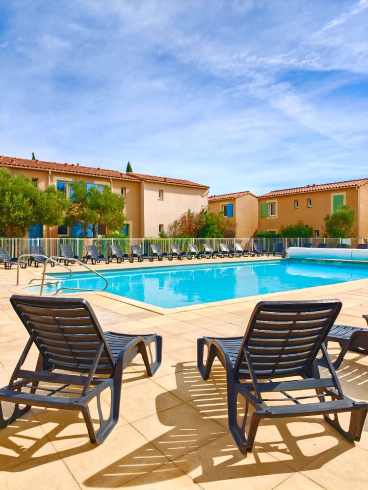 Appartement meublé sur résidence avec piscine au coeur du village
