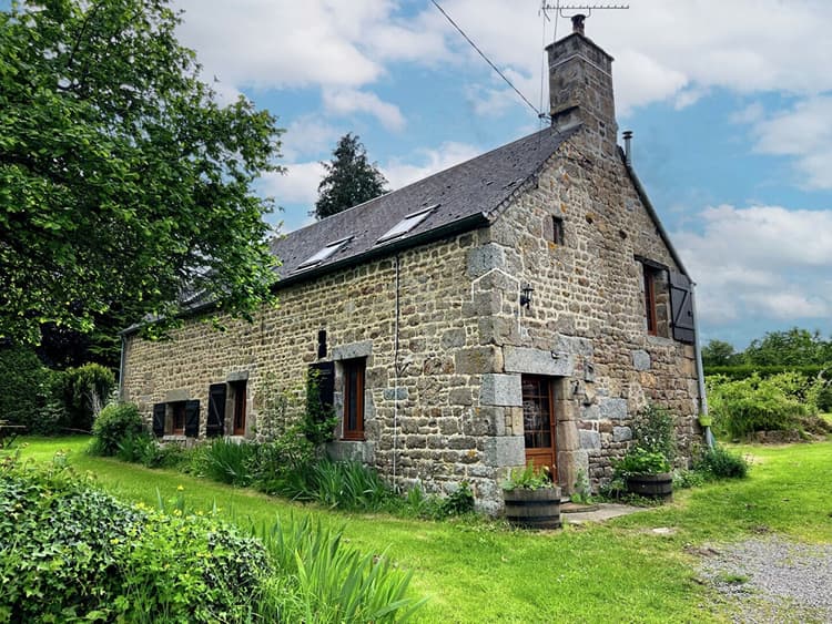 Maison en pierre avec studio et dépendances à PUTANGES LE LAC