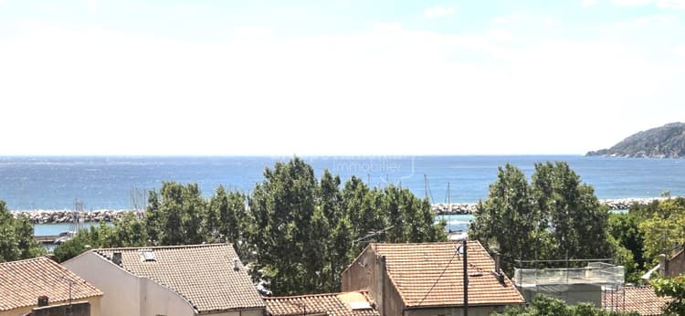 ESTAQUE VILLAGE ! A proximité du port er des commerces, appartement de type 3 de 77 m² au 2ème et dernier étage d'un immeuble Marseillais avec atelier et jardinec