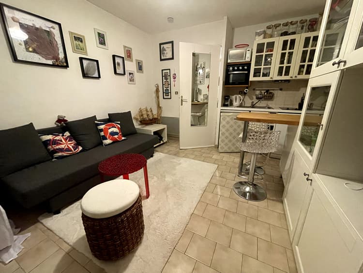 A louer Appartement meublé de 20m2, veranda climatisé, jardinet, 2 places de stationnement, en rez-de-chaussée