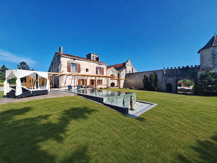 A VENDRE MAGNIFIQUE MAISON DE CARACTÈRE PROCHE DE SEGONZAC - 7 PIÈCES - 360 M²