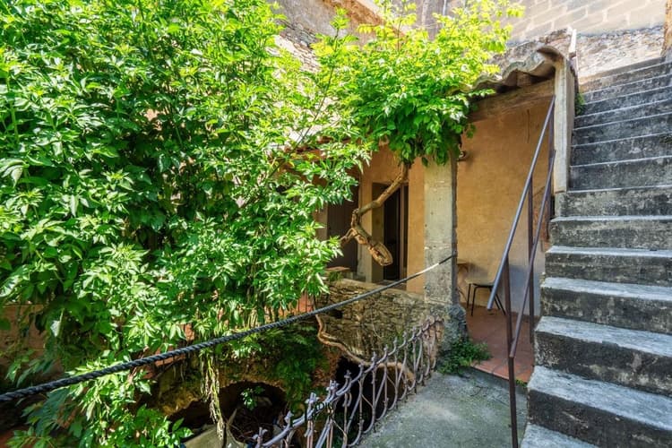 Maison de village en pierre avec cour et terrasse à 7km d'Uzès
