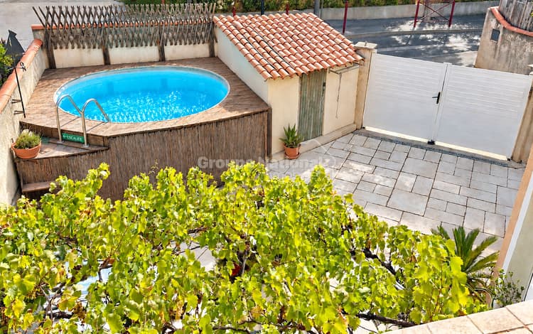 CHÂTEAUNEUF LES MARTIGUES - JOLIE MAISON DE VILLAGE AVEC JARDIN ET PISCINE