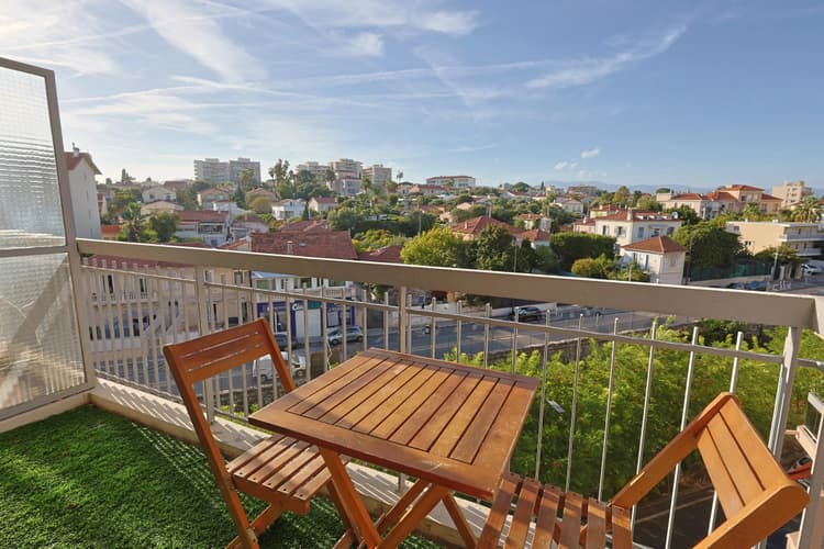 Antibes – Studio rénové avec terrasse, étage élevé et vue dégagée