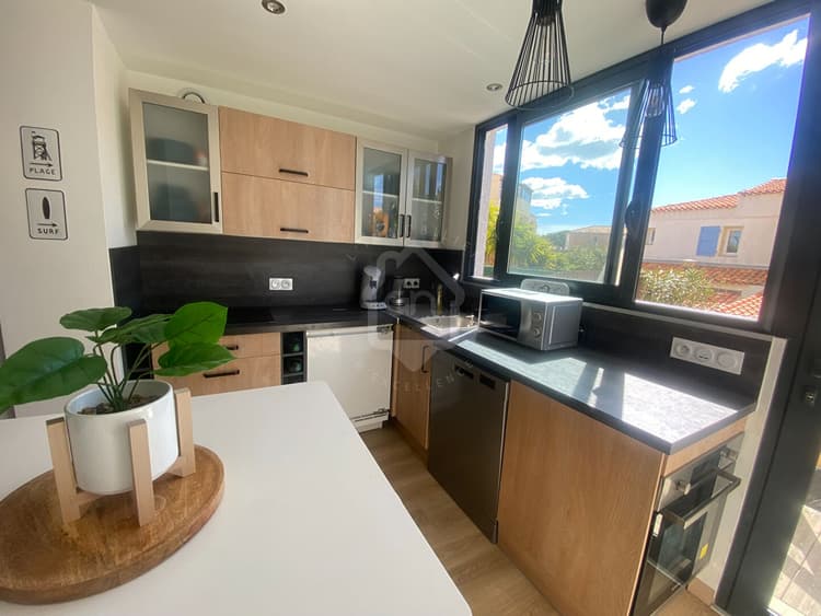 Appartement rénové à vendre T1/2 en rez de chaussée d'environ 30 m² sur le port de Sausset-les-Pins