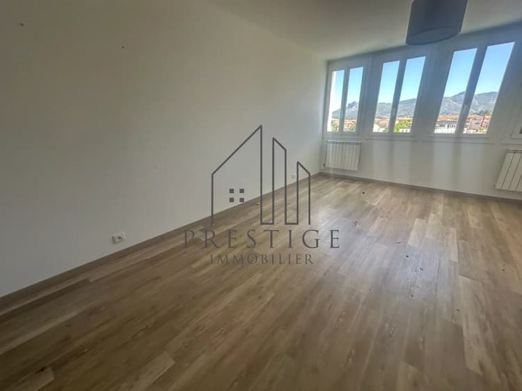 T2 de 47 m² avec ascenseur en centre-ville au-dessus de Monopri