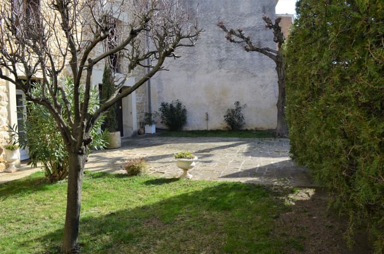 JONQUIERES Maison de village 380 m² avec cour et terrasse