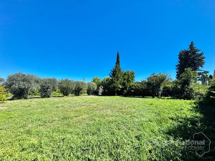 Terrain Le Thor 702 m2 proche centre village