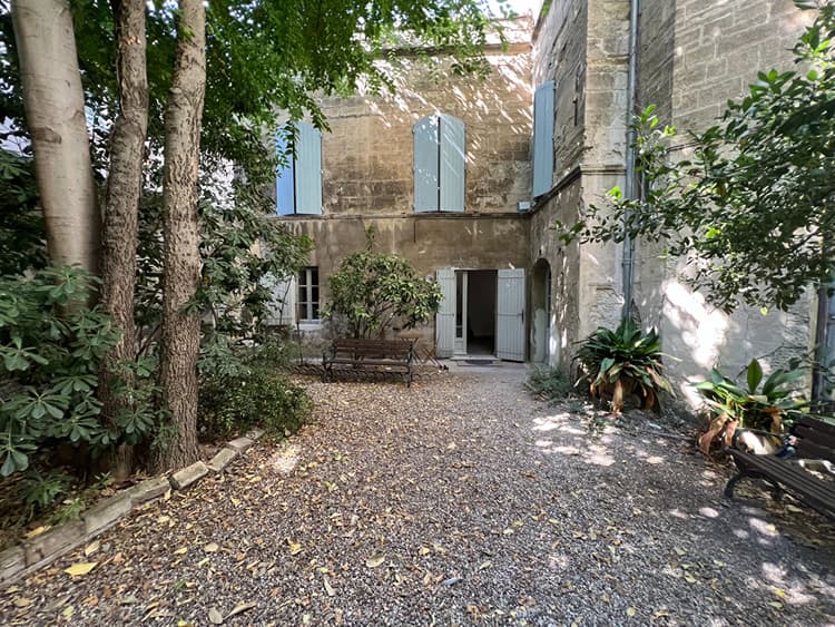 A LOUER AVIGNON INTRAMUROS (84000) : charmant et rare T2 meublé - rez-de-jardin - secteur palais des papes
