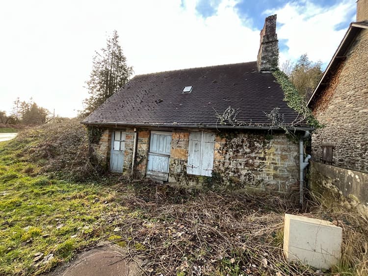 Champsecret : Maison en pierre à rénover - 550m² de terrain