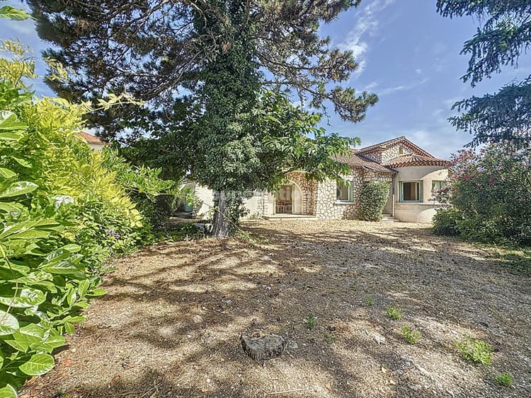 GRANDE VILLA AVEC TERRAIN AU COEUR DU VILLAGE