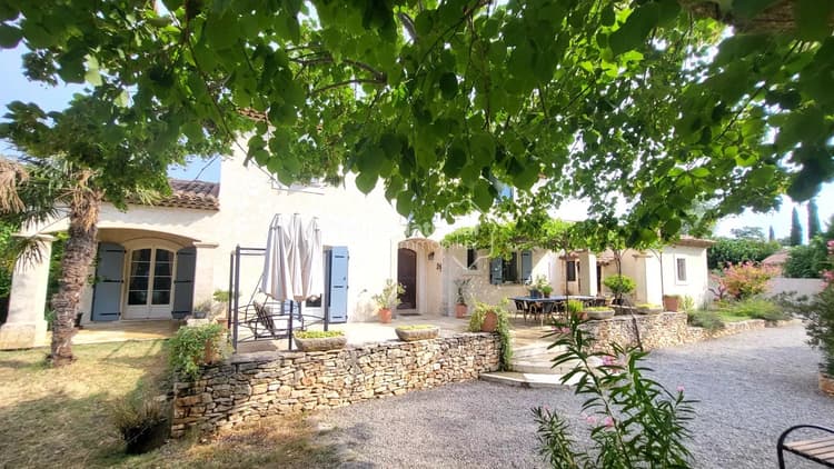 PERNES LES FONTAINES VILLA 190 m² HABITABLE SUR 2890 M² DE TERR