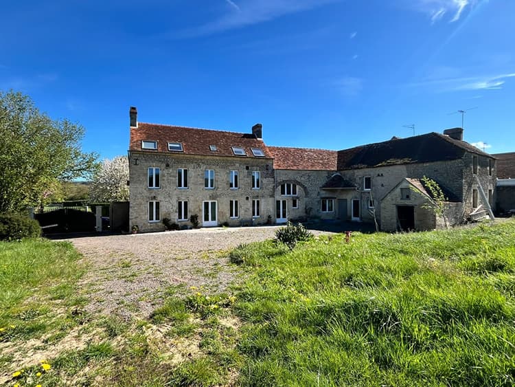 Maison de caractère à vendre aux portes d' Argentan avec 7000 m2 de Terrain