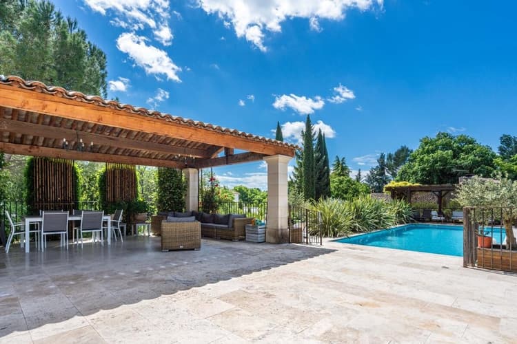 Uzès – Élégante propriété de 205 m² sur 1 500 m² de jardin paysagé avec piscine, à proximité du centre