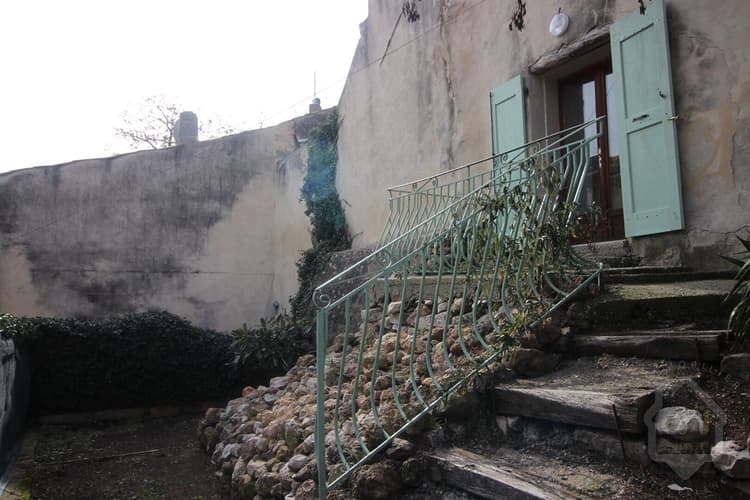 Appartement T3 avec balcon et petit jardin à Rians