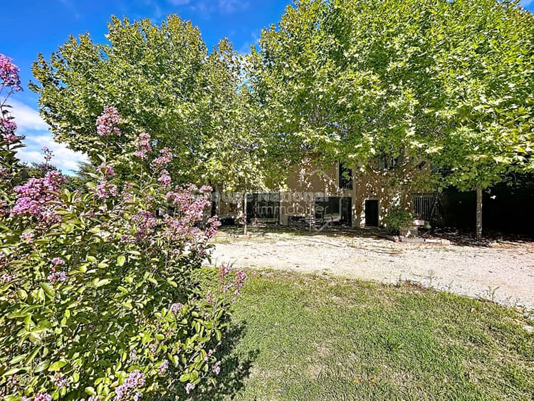 Mas provençal de 320 m2 Chateaurenard sur terrain avec espace piscine plus de 7000 m2
