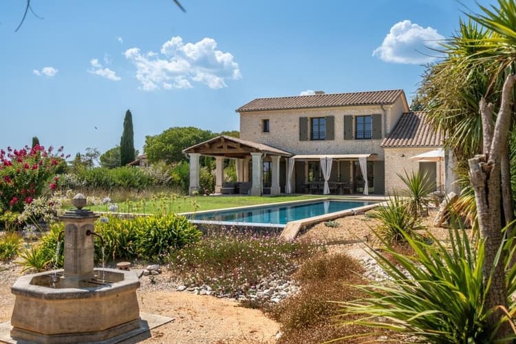 Maison en pierre avec garage à moins de 20min d'Uzès