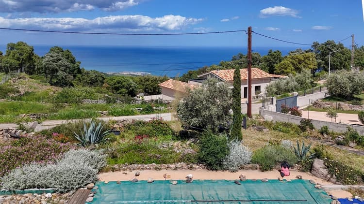 Villa vue mer avec pierres sèches