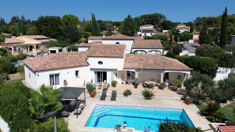 Entre Vignes, à VERARGUES découvrez cette villa de plain-pied avec dépendance et piscine