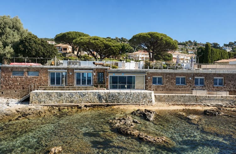 Villa d'exception pieds dans l'eau - Vue mer imprenable