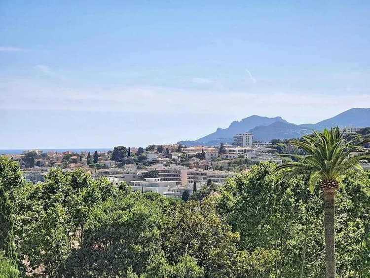 - CANNET MAIRIE - 3 PIÈCES TRAVERSANT AVEC TERRASSE PLEIN SUD –