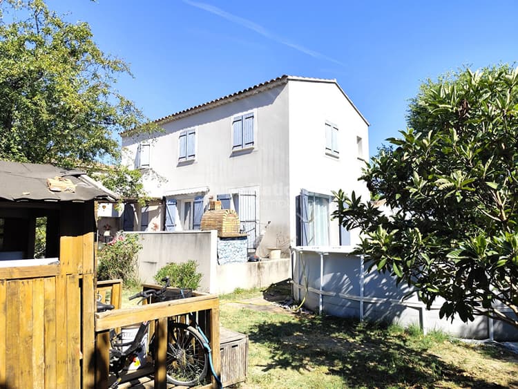 JONQUIERES Villa avec jardin