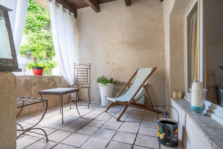 Maison de village avec terrasses et vue dégagée à Saint-Quentin-la-Poterie