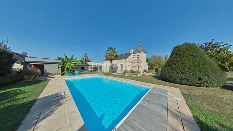 Propriété avec piscine, Hangar et 6 garages près de Saumur