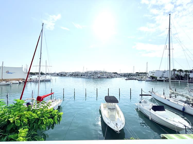 Marina lumineuse avec vue port