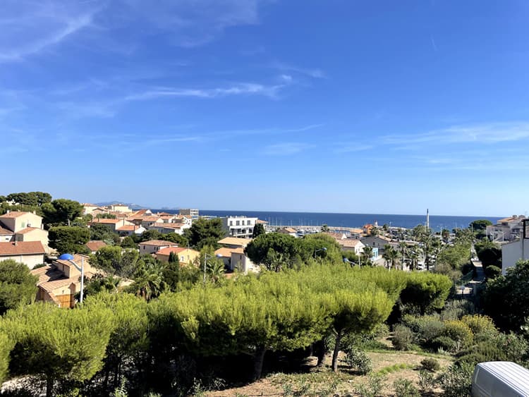 Appartement Sausset Les Pins 2 pièce(s) 28.23 m2 très bon état, grande véranda chauffée très belle vue mer, résidence avec accès tennis et piscine