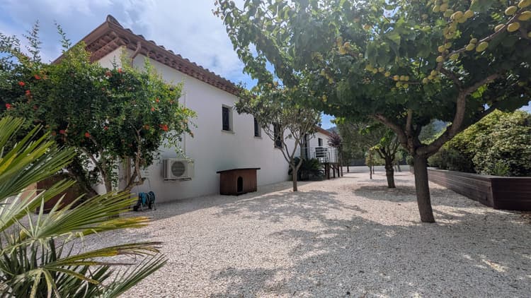 À VENDRE VILLA T3 146M² SUR 933M² AVEC GARAGE ET PISCINE À G