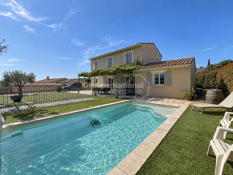 Élégante bastide provençale de 130 m² avec piscine, au calme et sans vis-à-vis.