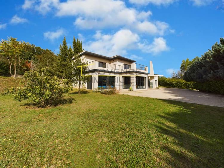 Maison d'architecte avec piscine intérieure et terrain 2 300