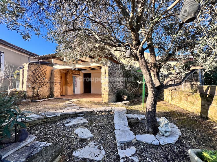 Maison de village avec vue, terrasses, jardinet et stationnement