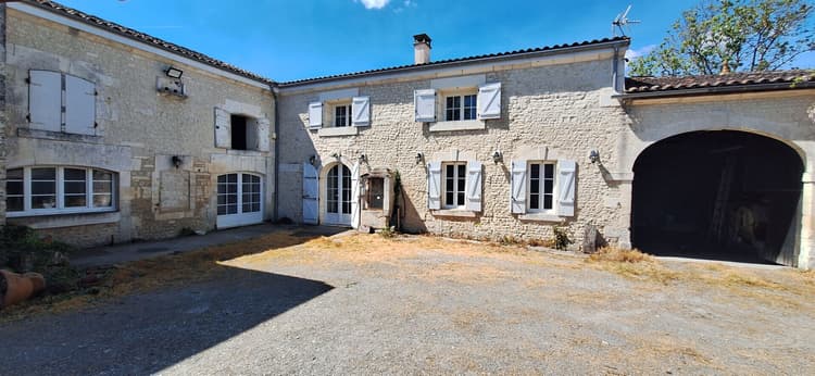 A vendre maison Charentaise à Criteuil La Magdeleine 7 pièces 210m²