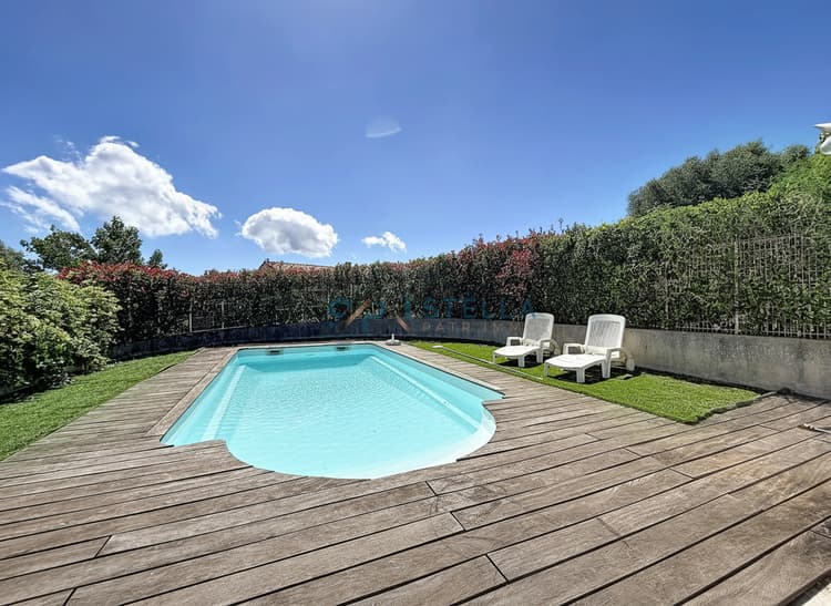 Maison individuelle avec piscine et dépendance à Afa
