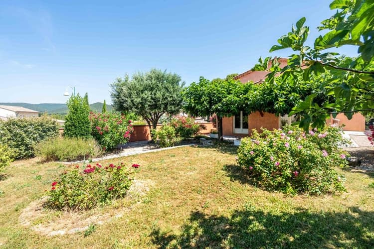 Maison de plain-pied avec grand terrain, deux garages et jardin piscinable à Saint-Laurent-de-Carnols