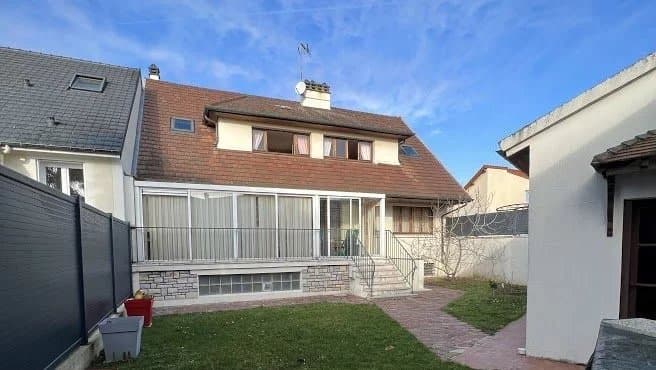 pavillon d'environ 220m² meublé - 2500€ C/C