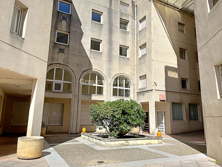 Local 97 m² avec terrasse & garage
