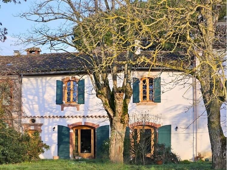 Une maison traditionnelle rénovée dans un parc