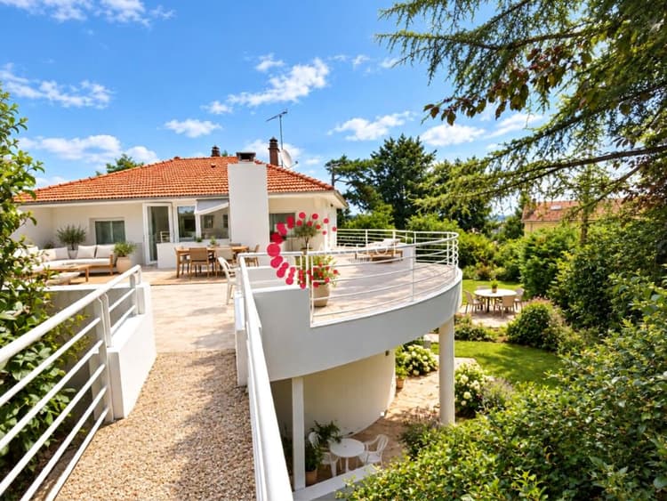 Maison 8 P de 220 m2 avec terrasse et jardin arboré de 1195