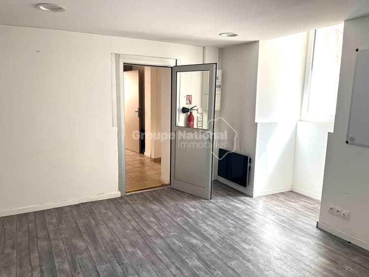 Local de 60 m² avec multi-activités possibles, équipé de la fibre -et aux normes incendie PMR et déficients visuels. Très bien situé