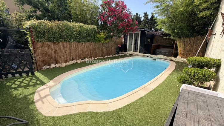 COUTHEZON - MAS 160 M² AVEC JARDIN + PISCINE — Idéalement située au calme sans vis-à-vis