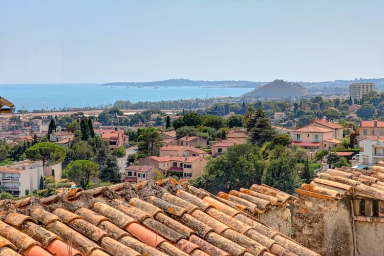 Appartement meublé Haut-de-Cagnes avec balcon et vue mer