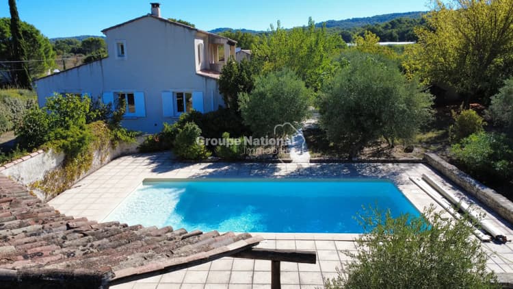 PERNES-LES-FONTAINES - VILLA DE 140 M² 3 CHAMBRES, AU CALME AVEC PISCINE — Villa lumineuse avec 3 chambres dont 2 en rez-de-chaussée, piscine et jardin