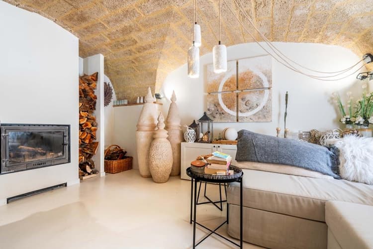 Superbe maison en pierre avec terrasse tropézienne et prestations soignées